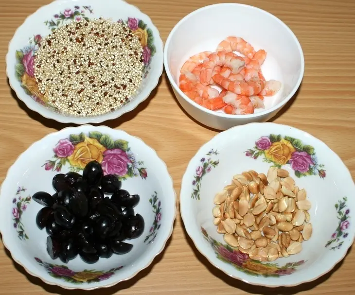 Салат из киноа с виноградом, арахисом и жареными креветками: шаг 1