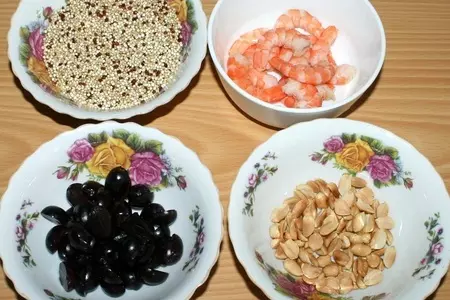 Салат из киноа с виноградом, арахисом и жареными креветками: шаг 1