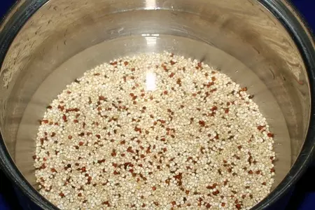 Салат из киноа с виноградом, арахисом и жареными креветками: шаг 2