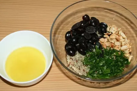 Салат из киноа с виноградом, арахисом и жареными креветками: шаг 3