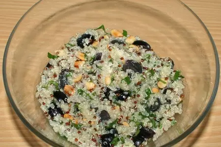 Салат из киноа с виноградом, арахисом и жареными креветками: шаг 4