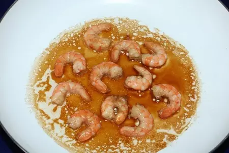 Салат из киноа с виноградом, арахисом и жареными креветками: шаг 6