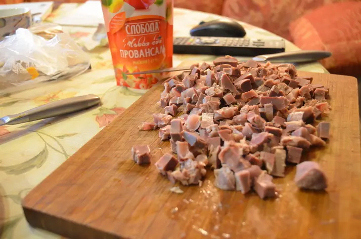 Оливье с куриными пупочками: шаг 2