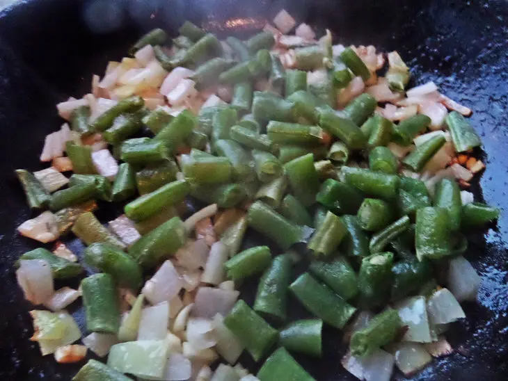 Шампиньоны с фасолью к курочке: шаг 3