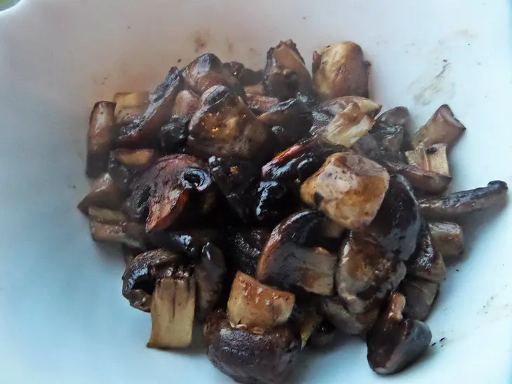 Шампиньоны с фасолью к курочке: шаг 4