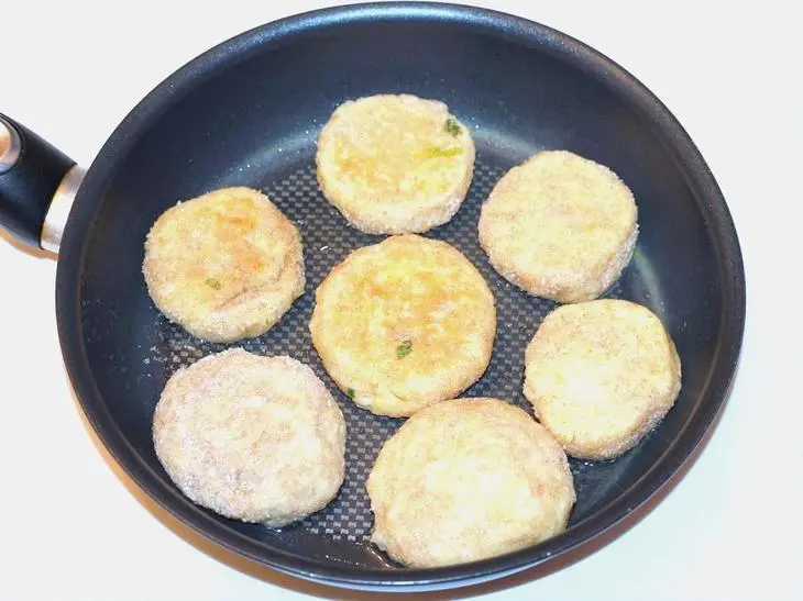 Нежная курочка с картофельными котлетами: шаг 6