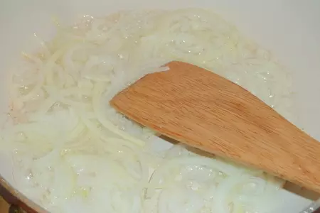 Салат с яйцами-пашот и пикантной заправкой: шаг 1