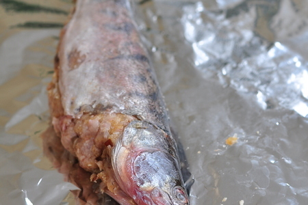 Рыба фаршированная жареными грибами и копченой грудинкой с горчичным соусом: шаг 6