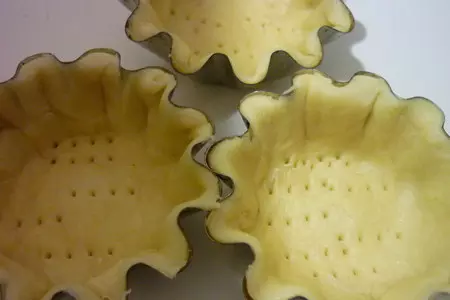 Корзиночки с салатом из кальмаров с прозрачными колпачками из креветок: шаг 1