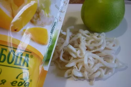 Корзиночки с салатом из кальмаров с прозрачными колпачками из креветок: шаг 3