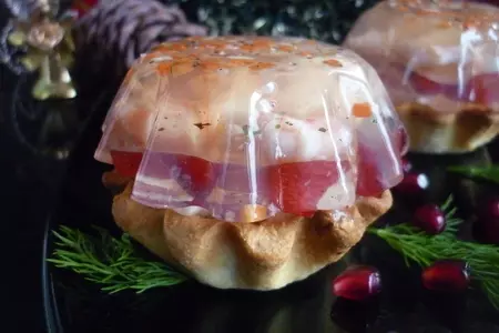 Корзиночки с салатом из кальмаров с прозрачными колпачками из креветок: шаг 6