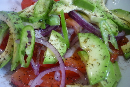 Нежная курочка по-итальянски в лаваше с сальсой из авокадо,томатов и красного лука: шаг 1