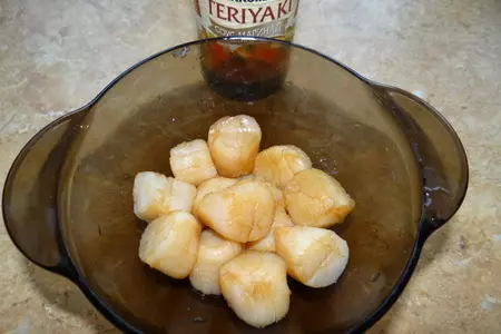 Яркий салат с морскими гребешками и сулугуни: шаг 1