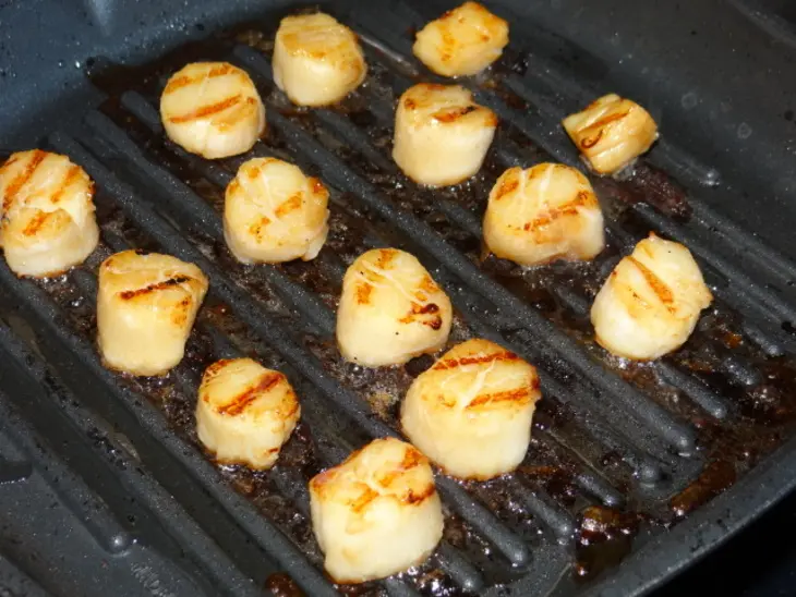 Яркий салат с морскими гребешками и сулугуни: шаг 2