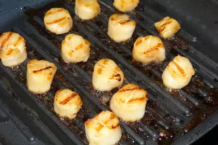 Яркий салат с морскими гребешками и сулугуни: шаг 2