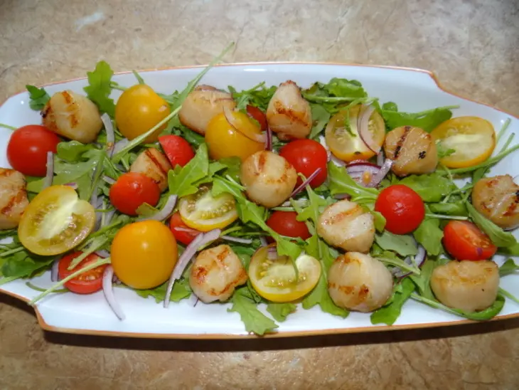 Яркий салат с морскими гребешками и сулугуни: шаг 4