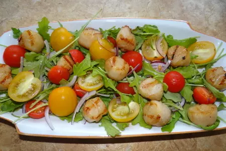 Яркий салат с морскими гребешками и сулугуни: шаг 4