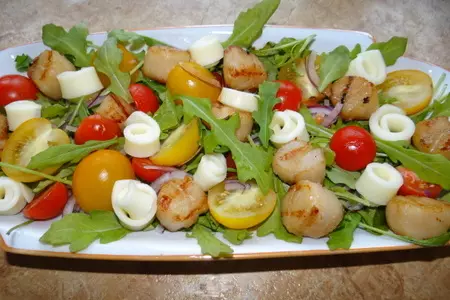 Яркий салат с морскими гребешками и сулугуни: шаг 5