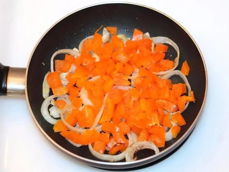 Пиперада - жареный перец с луком и курочкой: шаг 7