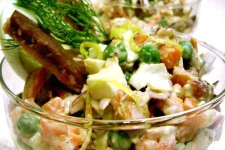 Салат с рыбой горячего копчения и овощами.: шаг 5