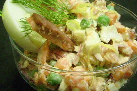 Салат с рыбой горячего копчения и овощами.: шаг 6