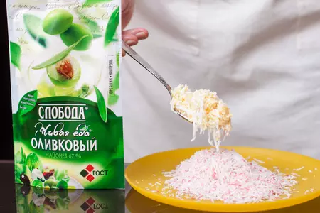 Салат-закуска из крабово-сырных шариков: шаг 3