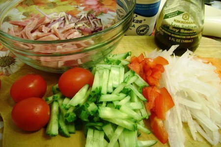 Салат из овощей с ветчиной и сметанной заправкой «и было вкусно».: шаг 2