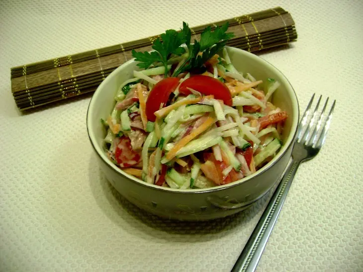 Салат из овощей с ветчиной и сметанной заправкой «и было вкусно».: шаг 4