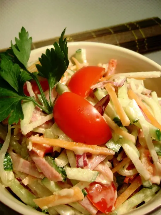 Салат из овощей с ветчиной и сметанной заправкой «и было вкусно».: шаг 6