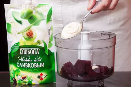Селедка под шубой "новогодние свечи": шаг 2