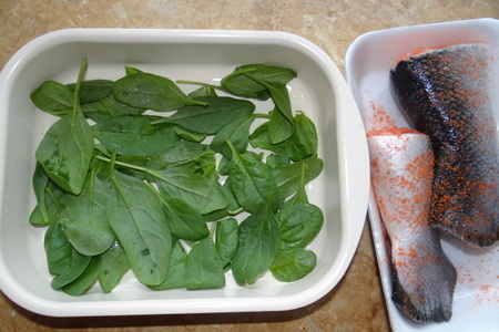 Лосось, запеченный с овощами на шпинате: шаг 1