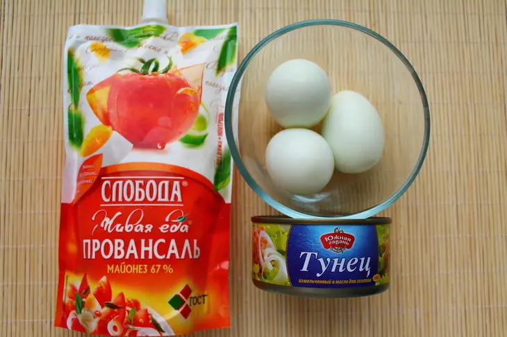Яйца фаршированные с тунцом: шаг 1