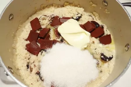 Шоколадно-пшенный пирог с черносливом без яиц и муки: шаг 5