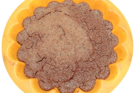 Шоколадно-пшенный пирог с черносливом без яиц и муки: шаг 7