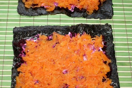Салат «сельдь под шубой» в виде суши: шаг 5