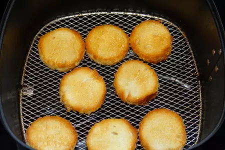 Порционный мясной салат-закуска на хлебце: шаг 1