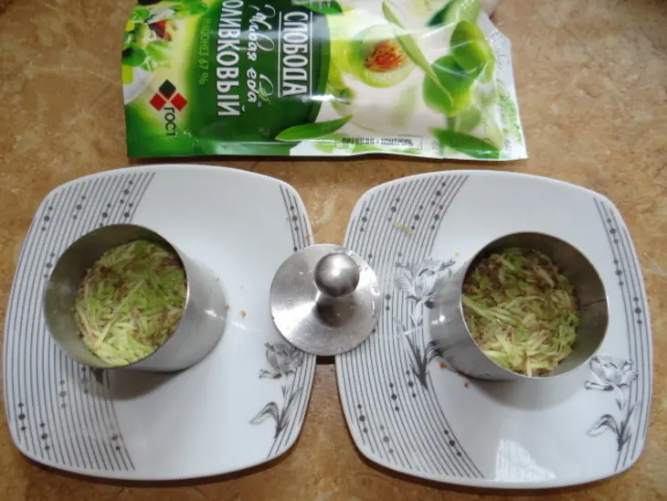 Порционный мясной салат-закуска на хлебце: шаг 3