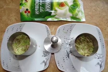 Порционный мясной салат-закуска на хлебце: шаг 3