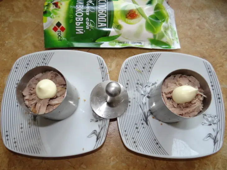 Порционный мясной салат-закуска на хлебце: шаг 4