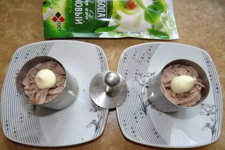 Порционный мясной салат-закуска на хлебце: шаг 4