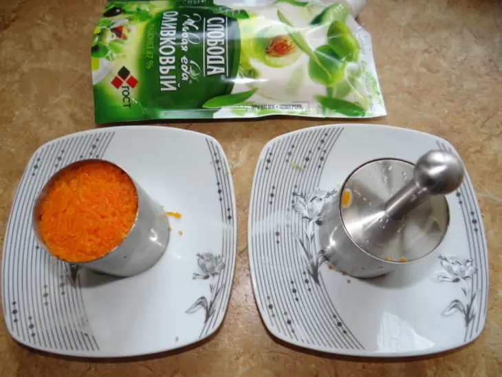 Порционный мясной салат-закуска на хлебце: шаг 5
