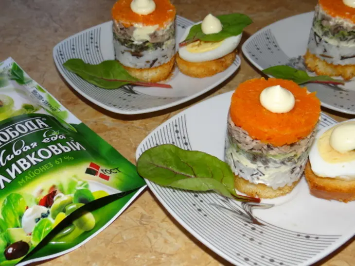 Порционный мясной салат-закуска на хлебце: шаг 6