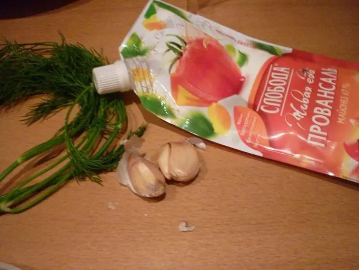 Салат  с маринованными грибочками: шаг 1