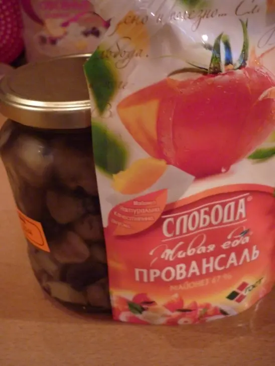Салат  с маринованными грибочками: шаг 2