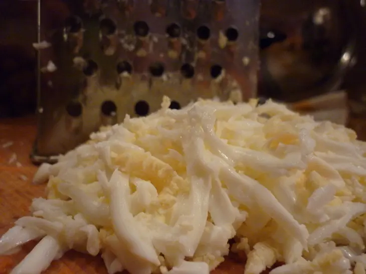 Салат  с маринованными грибочками: шаг 6