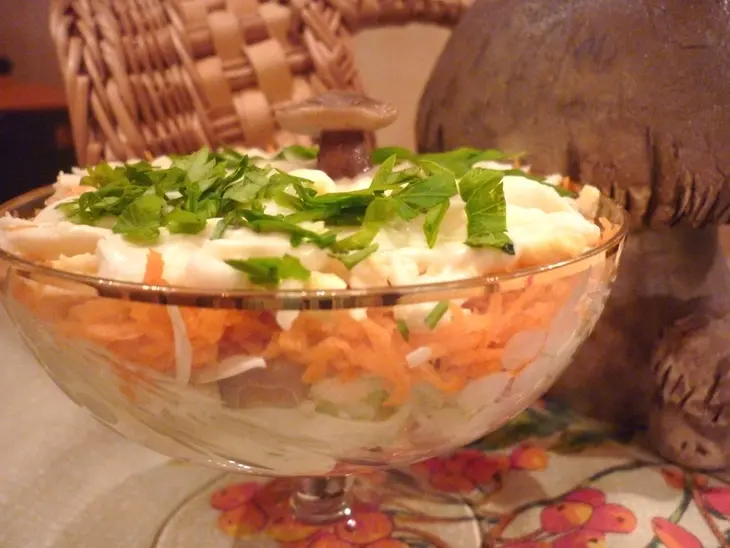 Салат  с маринованными грибочками: шаг 7
