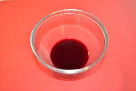 Филе нежной курочки с картофелем в чесночно-свекольной шубке: шаг 2