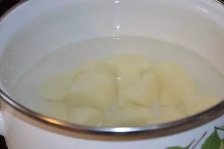 Филе нежной курочки с картофелем в чесночно-свекольной шубке: шаг 4