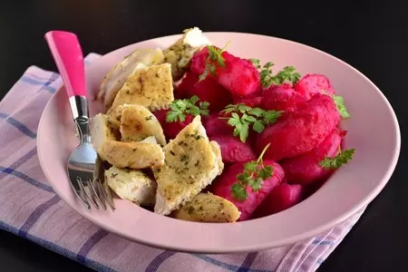 Филе нежной курочки с картофелем в чесночно-свекольной шубке: шаг 7