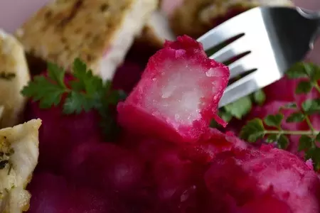 Филе нежной курочки с картофелем в чесночно-свекольной шубке: шаг 8